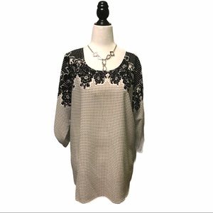 ⚡️ 4 for $25 B & W Floral Blouse